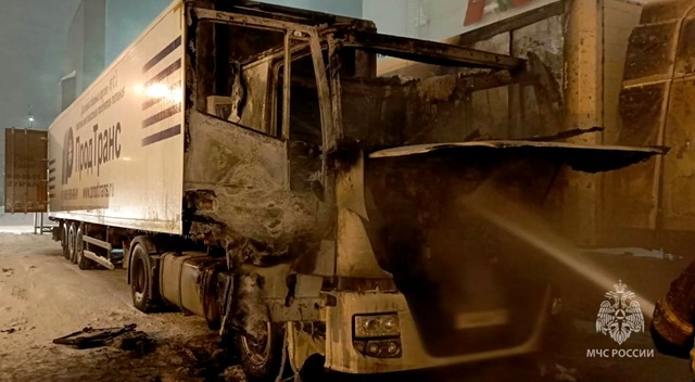 В МЧС назвали причину возгорания двух фур на парковке одного из ТЦ в Казани
