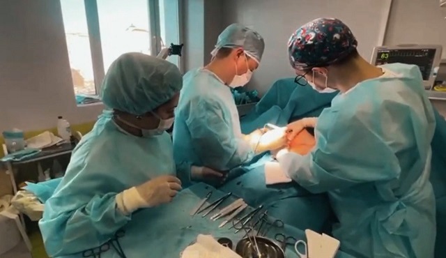 В Казани врачи ДРКБ показали, как проводят операцию по уменьшению груди девушке – видео
