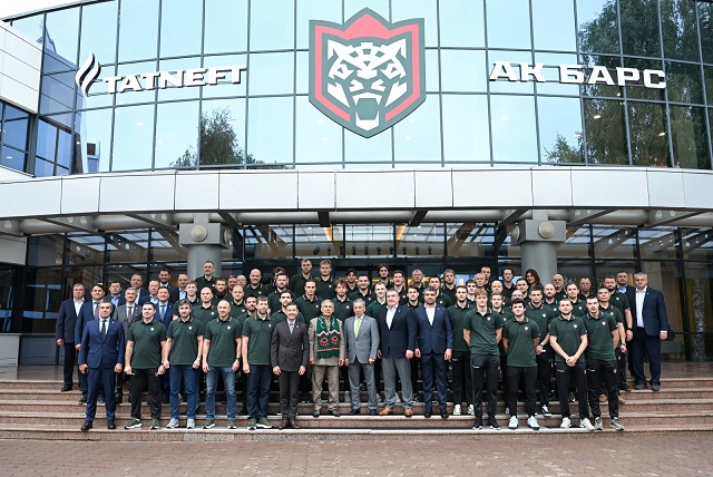 Рөстәм Миңнеханов "Ак Барс" хоккей клубы уенчылары белән очрашты