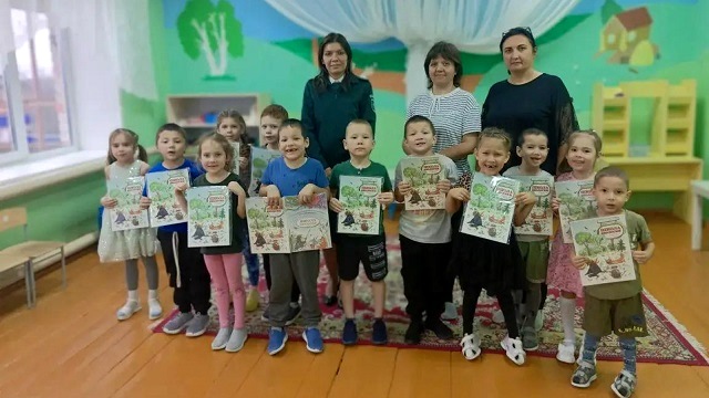 Маленькие экозащитники: в Азнакаево детям показали, как деревья спасают планету