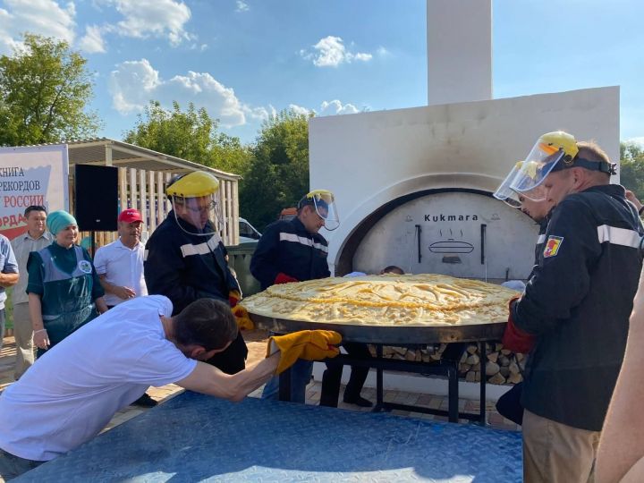 Кукмарада иң зур бәлеш пешерделәр