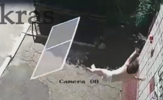 Шокирующий момент падения годовалого ребенка из окна попал на видео