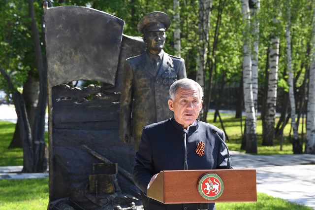 Рустам Минниханов открыл памятник Герою СССР Борису Кузнецову