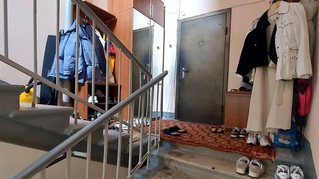 Уют или безопасность: в казанском подъезде жильцы устроили прихожую