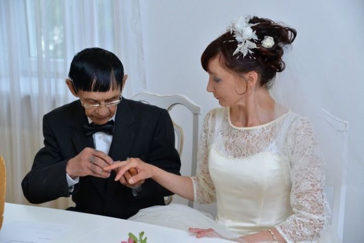 Башкортстанда 72 яшьлек бабай 33 яшьлек хатынга өйләнгән