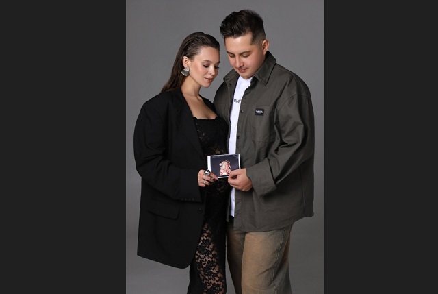 Тинчурин театрының баш режиссеры Айдар Җаббаров һәм аның хатыны Эльвина әти-әни булдылар