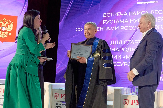 Татарстан — Москва: Минниханов встретился со студентами кооперативного университета