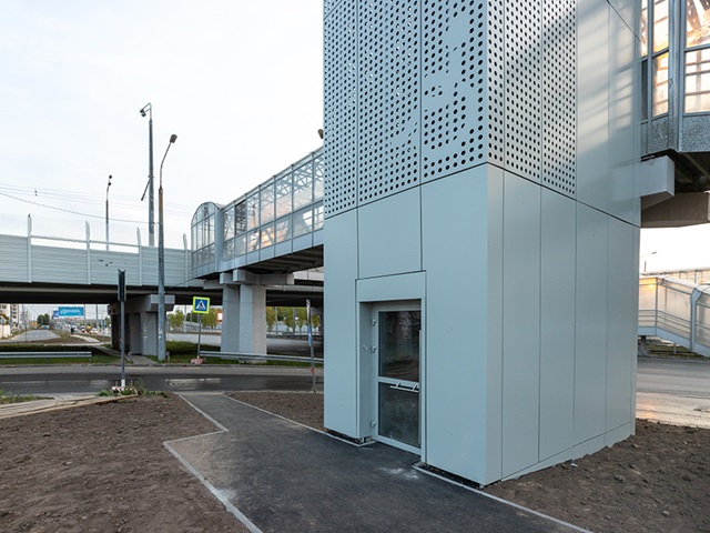 В надземном пешеходном переходе на проспекте Победы в Казани установили новые лифты