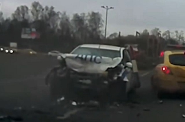 Экипаж ДПС не вписался в поворот и лоб в лоб столкнулся с внедорожником – видео