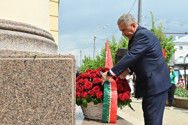 Минниханов и Шаймиев возложили цветы к памятнику поэту Александру Пушкину