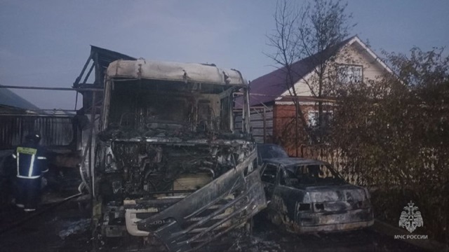 32-летний мужчина погиб, еще двое пострадали на пожаре в частном гараже в Буинске