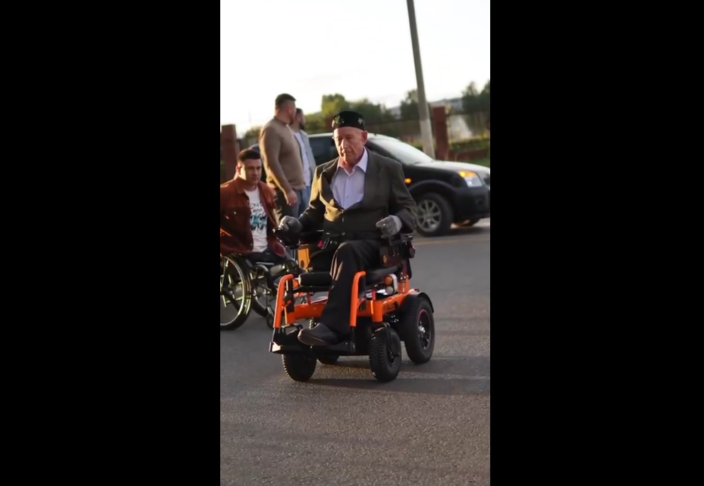 Рөстәм Нәбиев бер аяксыз бабайга пульт белән эшли торган коляска бүләк иткән