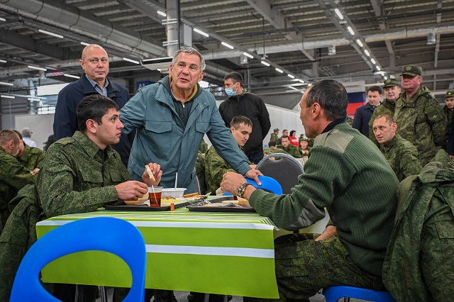 Минниханов проверил пункт сбора мобилизованных на «Казань Экспо»