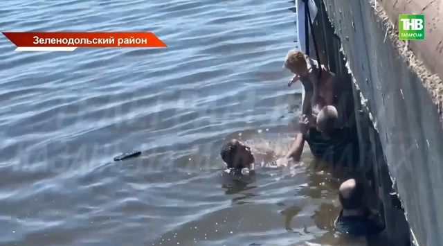 В Татарстане разыскивают двоих спасателей ребенка, скатившегося в коляске в воду в Свияжске