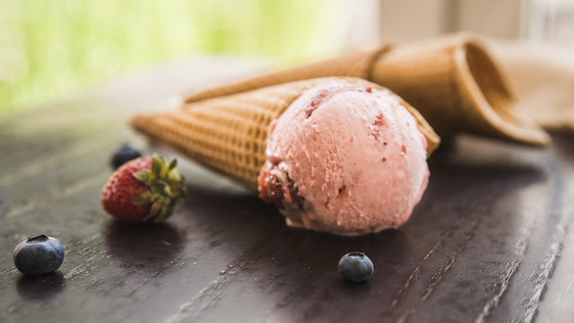 Стало известно, как отличить настоящий пломбир от «замороженного десерта»