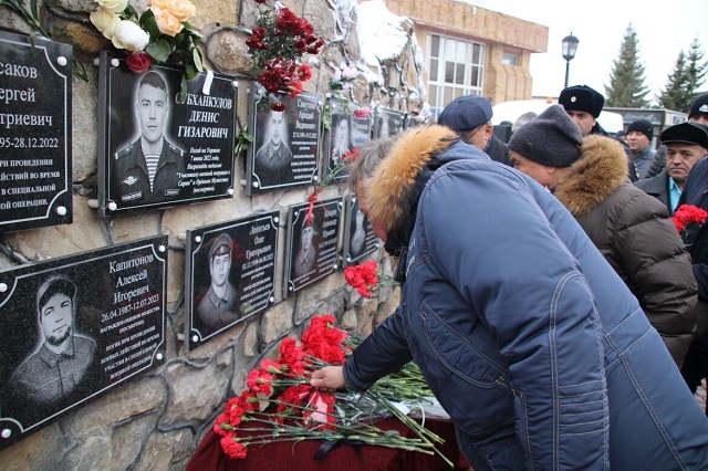 Менделеевскида һәлак булган хәрбиләр истәлегенә мемориаль такталар ачылды