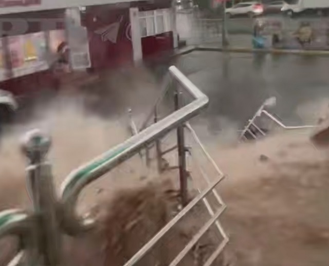 Обрушение балкона на женщину во время урагана попало на видео в Омске