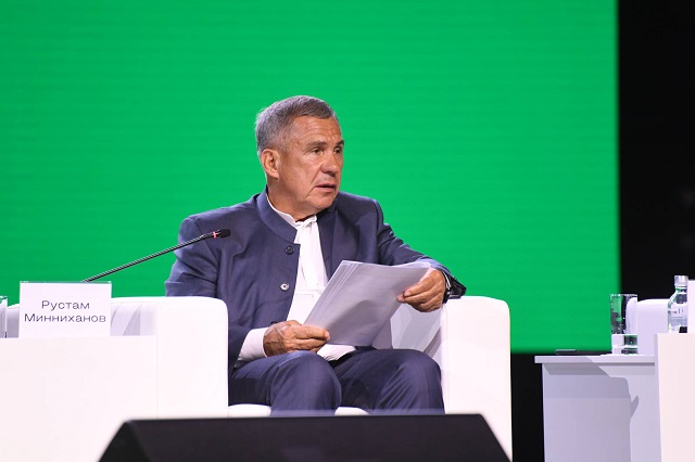 Минниханов прибыл в Екатеринбург на Международную промышленную выставку «Иннопром-2023»