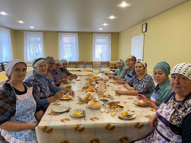 ТР Әлмәт районында яшәүче хатын-кызлар хәрбиләр өчен 55 кг токмач әзерләгән