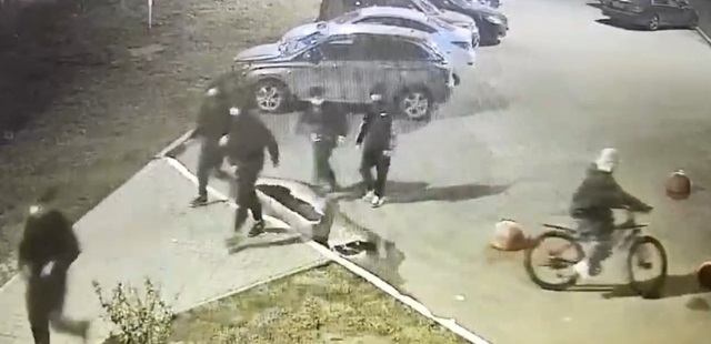 Группа неизвестных в медицинских масках напала на прохожих в Казани - видео