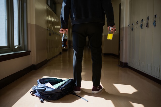 Кола с ядом: в Татарстане трое школьников попали в реанимацию после «угощения» одноклассника