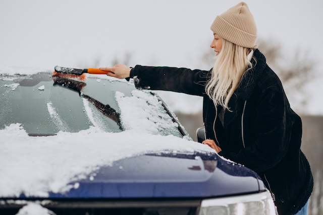 Татарстанцам объяснили, почему нельзя счищать наледь с лобового стекла банковской картой
