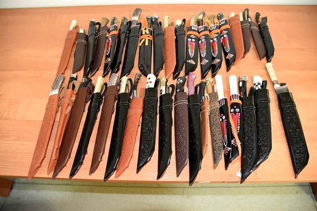 Житель Узбекистана пытался пронести через таможню в аэропорту Казани 37 ножей