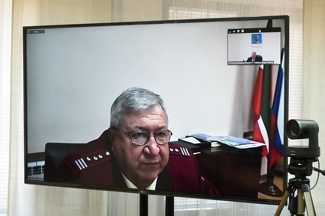 Главный санврач Челнов перечислил сотрудников, которым необходимо носить маски