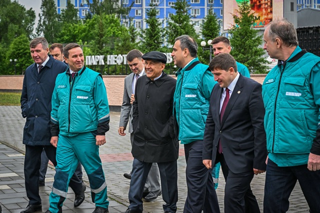 Минниханов в Нижнекамске дал старт реконструкции парка нефтехимиков и посетил новый корпус НКНХ