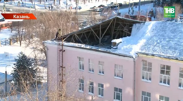 Испытание снегом провалено: в Казани обвалились крыши исторической гимназии и хрущевки