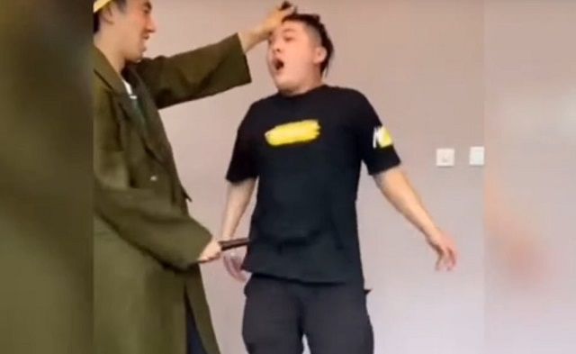 Комики из Азии опробовали приемы самообороны на себе - видео