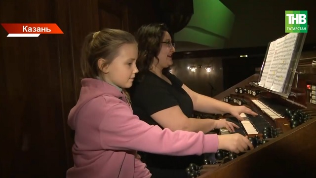 Минниханов исполнил мечту девятилетней Алены из Лисичанска — девочка побывала в Казани