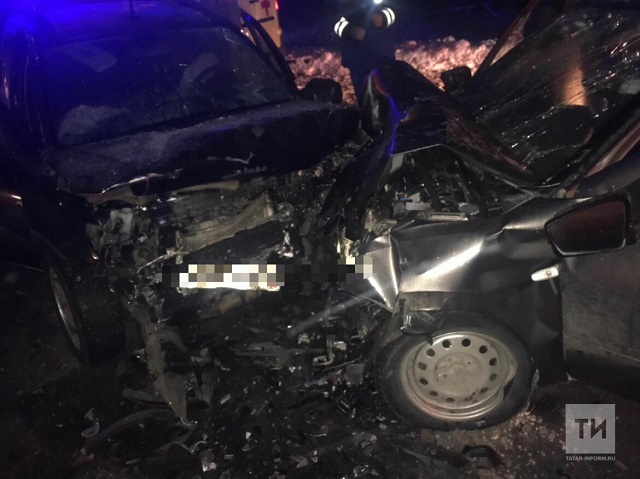 В Нижнекамске в результате столкновения легковушек пострадали два человека