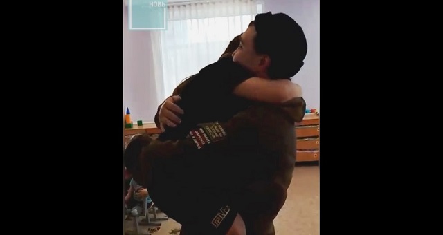 Трогательная встреча вернувшегося из зоны СВО бойца с дочкой в попала на видео в РТ