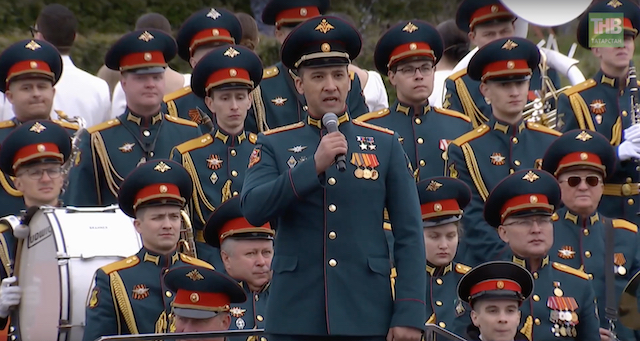 Герой России Расим Баксиков прочитал стихи на параде Победы в Казани