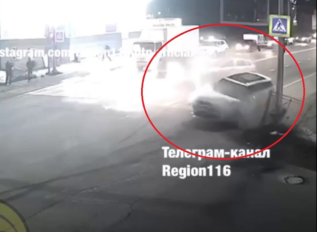 Видео: Range Rover сносит легковушку на участке федеральной трассы под Казанью