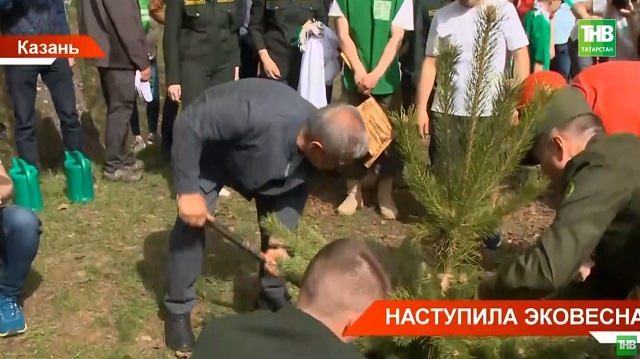 Минниханов принял участие в субботнике в Ноксинском лесу Казани