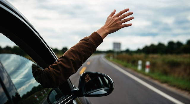 Эксперт ответил, возможен ли штраф за высунутую из окна авто руку