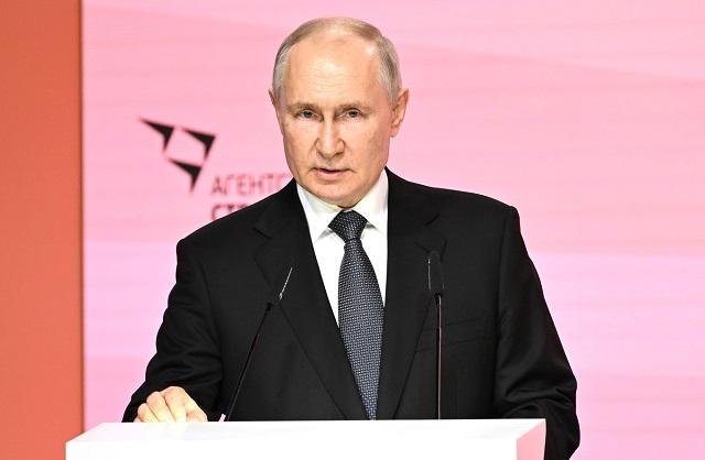 Путин: Россия спокойно и ритмично преодолеет все трудности