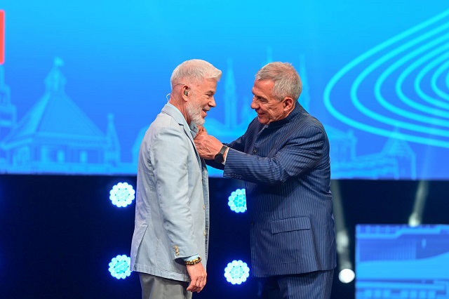 Минниханов вручил Олегу Газманову орден «Дуслык»