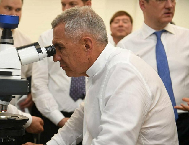 Минниханов оценил разработки в нефтедобыче на базе Высшей школы нефти в Альметьевске