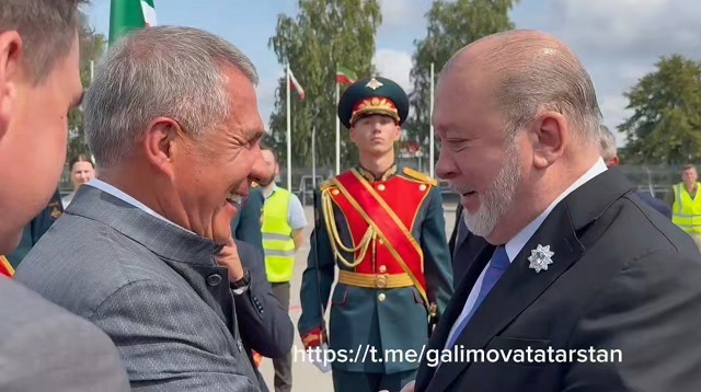 «Рәхим итегез!»: Минниханов встретил в аэропорту Казани короля Малайзии