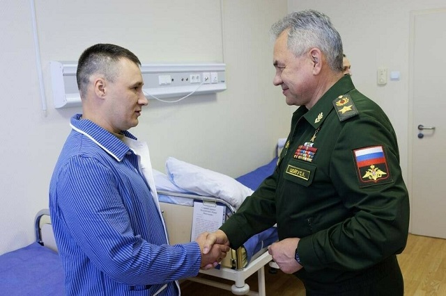 Шойгу вручил проходящему лечение в госпитале мобилизованному татарстанцу орден Мужества
