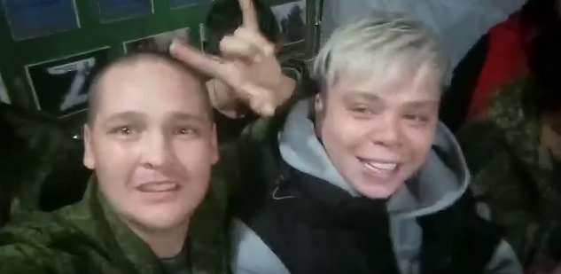 Элвин Грей Казанда мобилизацияләнгән егетләр янында - видео