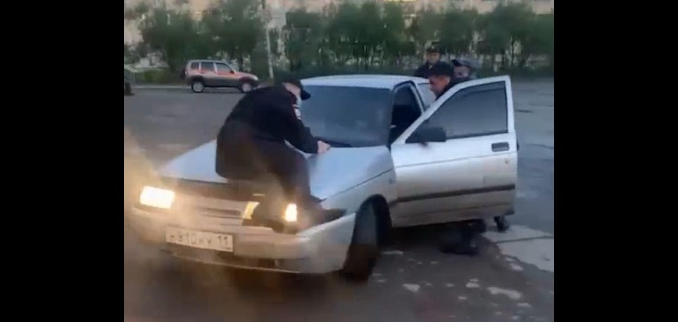 Видео: пьяный водитель «десятки» прокатил полицейского на капоте