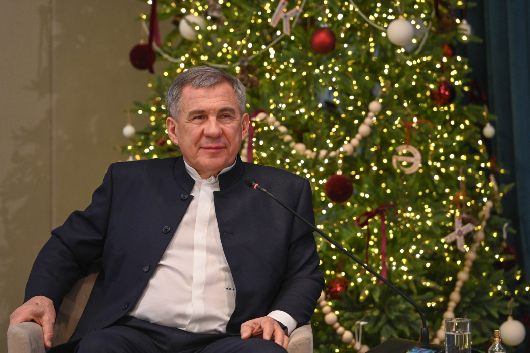 Рөстәм Миңнеханов татарстанлыларны Яңа ел белән котлады һәм ТНВ карарга чакырды