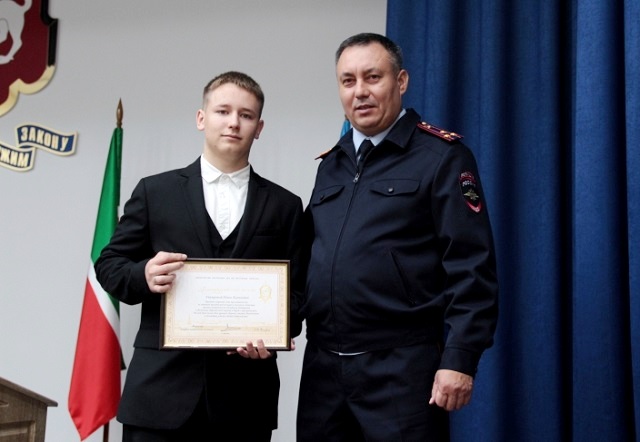 Глава полиции Набережных Челнов наградил студента за помощь в поимке преступника