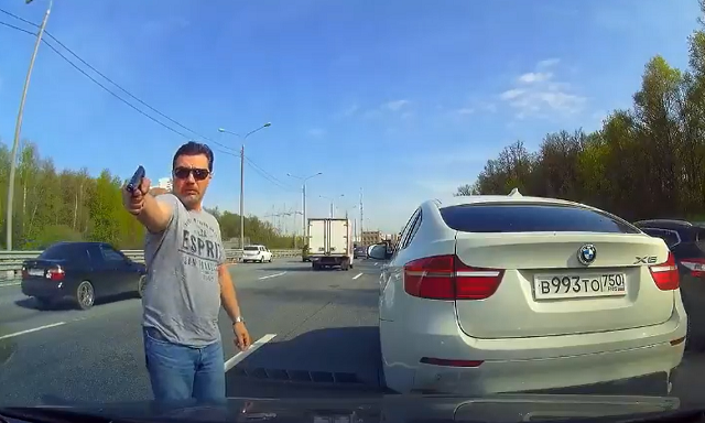 Месть дорожного борца за справедливость, в ход пошел пистолет - видео