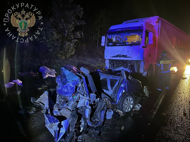 Nexia влетела в грузовик в Заинском районе, три человека погибли