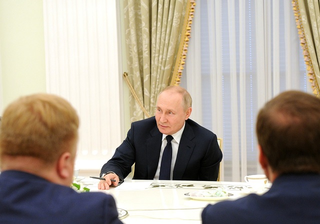 «Только надо присмотреться»: Путин назвал всех девушек «яркими»